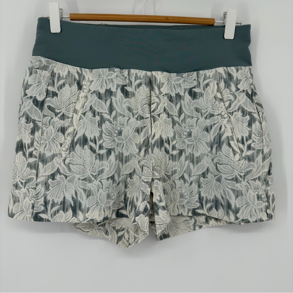 Athleta‎ Trekkie North Shorts Size 4 Neutral Print Hiking Travel Gorpcore